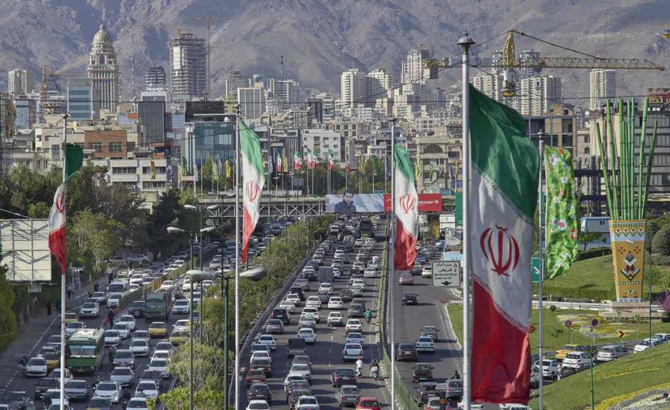 Der Iran liegt unter den größten Klimasündern der Welt auf Platz drei. Hoffnung ist kaum in Sicht. Nationale Experten gehen laut dem Index davon aus, dass die Wirtschaftssanktionen der USA den Markt für erneuerbare Energien schwächen werden. Hinzu komme, dass geopolitische Spannungen das Thema „Umweltschutz“ in den Hintergrund drängen.