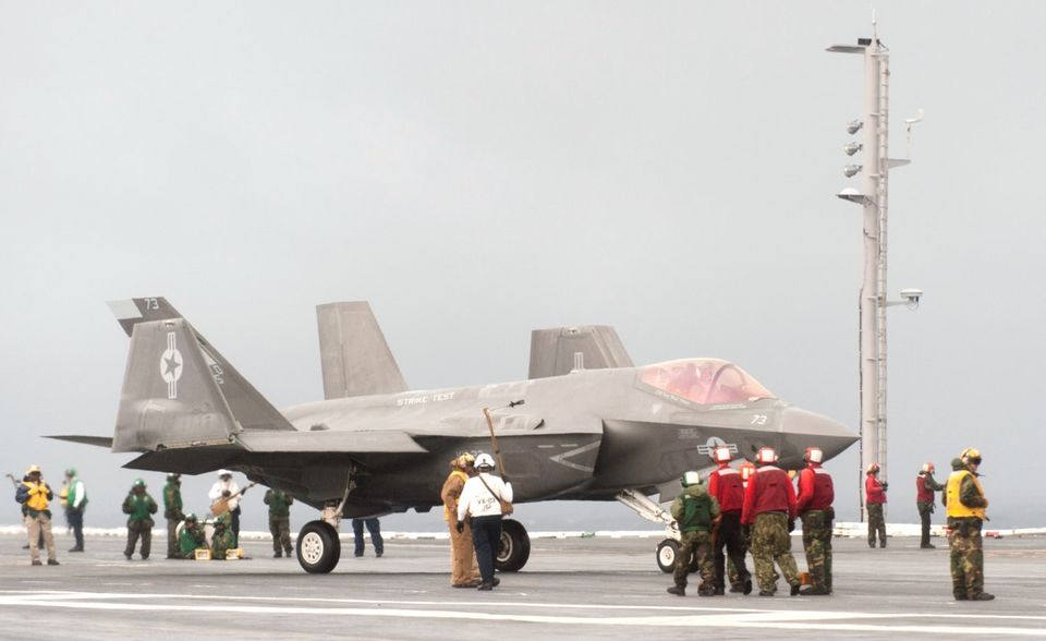 #1 Lockheed Martin Lockheed Martin ist die Nummer eins im Rüstungsgeschäft: 2017 setzte das Unternehmen 44,9 Mrd. Dollar mit Rüstungsgütern um. Sein Hauptaugenmerk legt der Konzern auf die Entwicklung von Luft- und Raumfahrttechnik, aber auch Raketen gehören zum Repertoire des Unternehmens. Größter Abnehmer ist die amerikanische Regierung, die für etwa 80 Prozent des Umsatzes gesorgt hat.