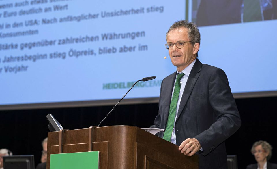 Der Vorstandsvorsitzende des Baustoffkonzerns Heidelberg Cement taucht zum ersten Mal so weit vorne auf: Scheifeles Leistungen wurden mit 7,3 Mio. Euro belohnt. Allein 4,1 Mio. Euro davon waren variable Vergütungsbestandteile.