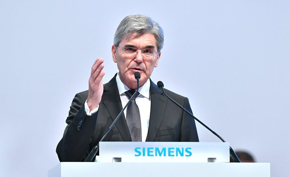 Für den Vorstandschef des Siemens-Konzerns gab es für 2018 etwas weniger als 7 Mio. Euro. Kaesers Grundgehalt lag bei 2,3 Mio. Euro, seine variable Barvergütung bei 2,5 Mio. Euro.