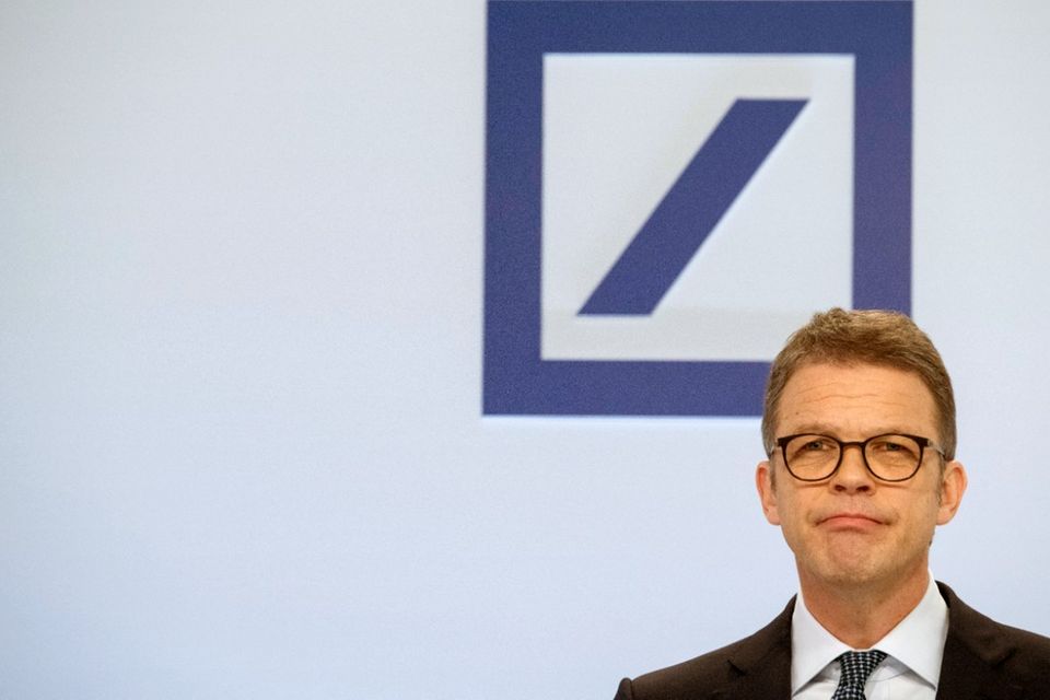 Der Vorstandsvorsitzende der Deutschen Bank erhielt im vergangenen Jahr rund 6,2 Mio. Euro. Sein Grundgehalt lag bei 3,4 Mio. Euro, der Rest entfielt auf aktienkursbasierte Gehaltsbestandteile.