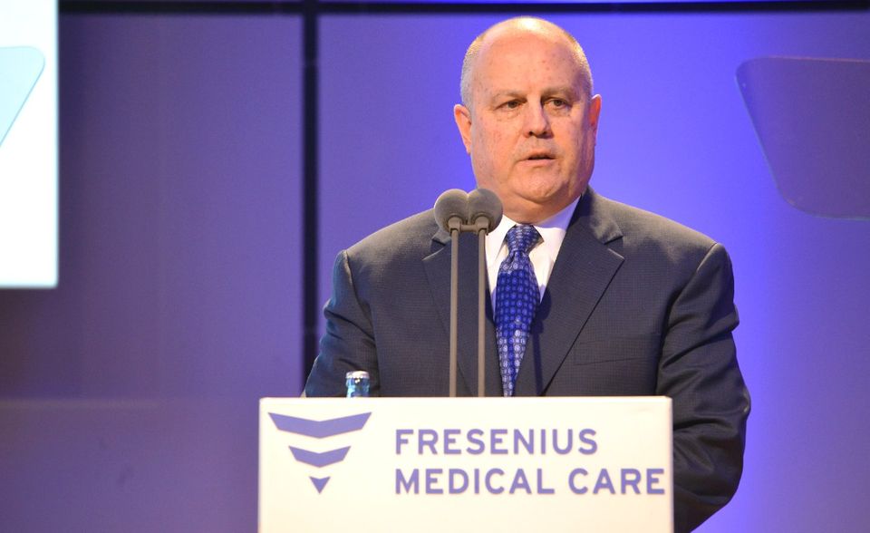 Der Amerikaner in Diensten des deutschen Dialysekonzerns Fresenius Medical Care verdiente im letzten Jahr mehr als 6,2 Mio. Euro. Davon entfielen 4,8 Mio. Euro auf variable Gehaltsbestandteile.