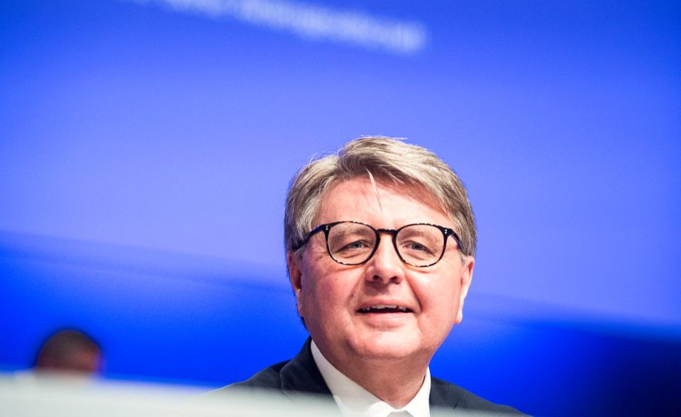 Der Chef der Deutschen Börse verdiente im vergangenen Jahr etwas mehr als 6 Mio. Euro. Insgesamt 2,4 Mio. Euro entfiel auf den aktienkursbasierten Vergütungsbestandteil. Weimers Grundgehalt lag lediglich bei rund 1,5 Mio. Euro.