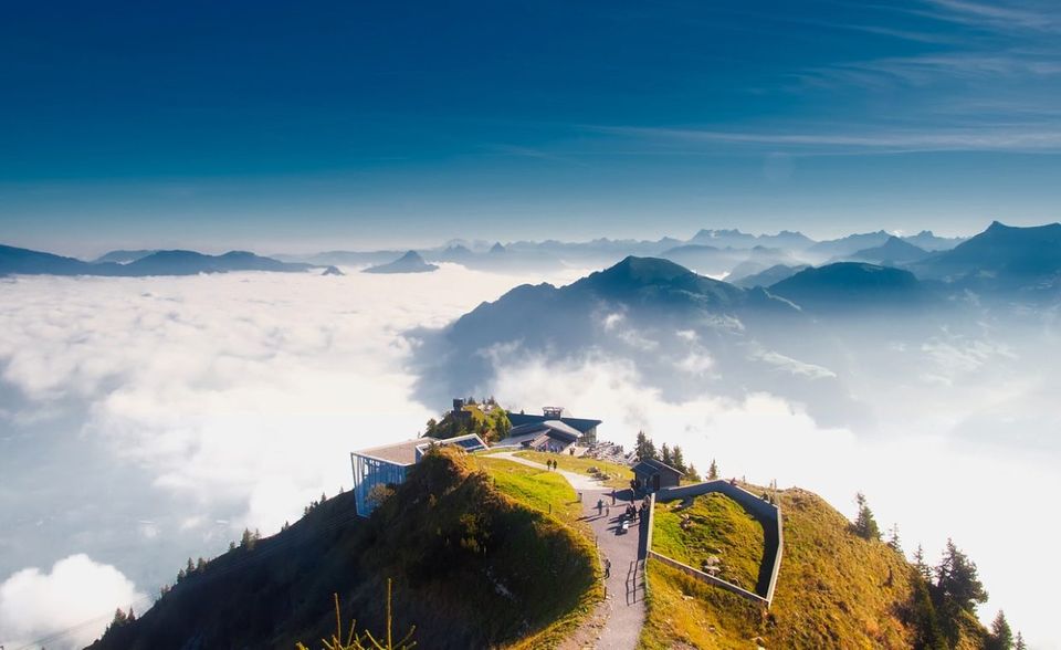 Die Schweiz ist in Sachen Umweltschutz offenbar auf einem guten Weg. Germanwatch und das NewClimate Institute hoben die Alpenrepublik vom zwölften auf den neunten Platz. Sie punktete unter anderem mit der nationalen Klimapolitik, etwa dank Plänen für nachhaltigen öffentlichen Verkehr.