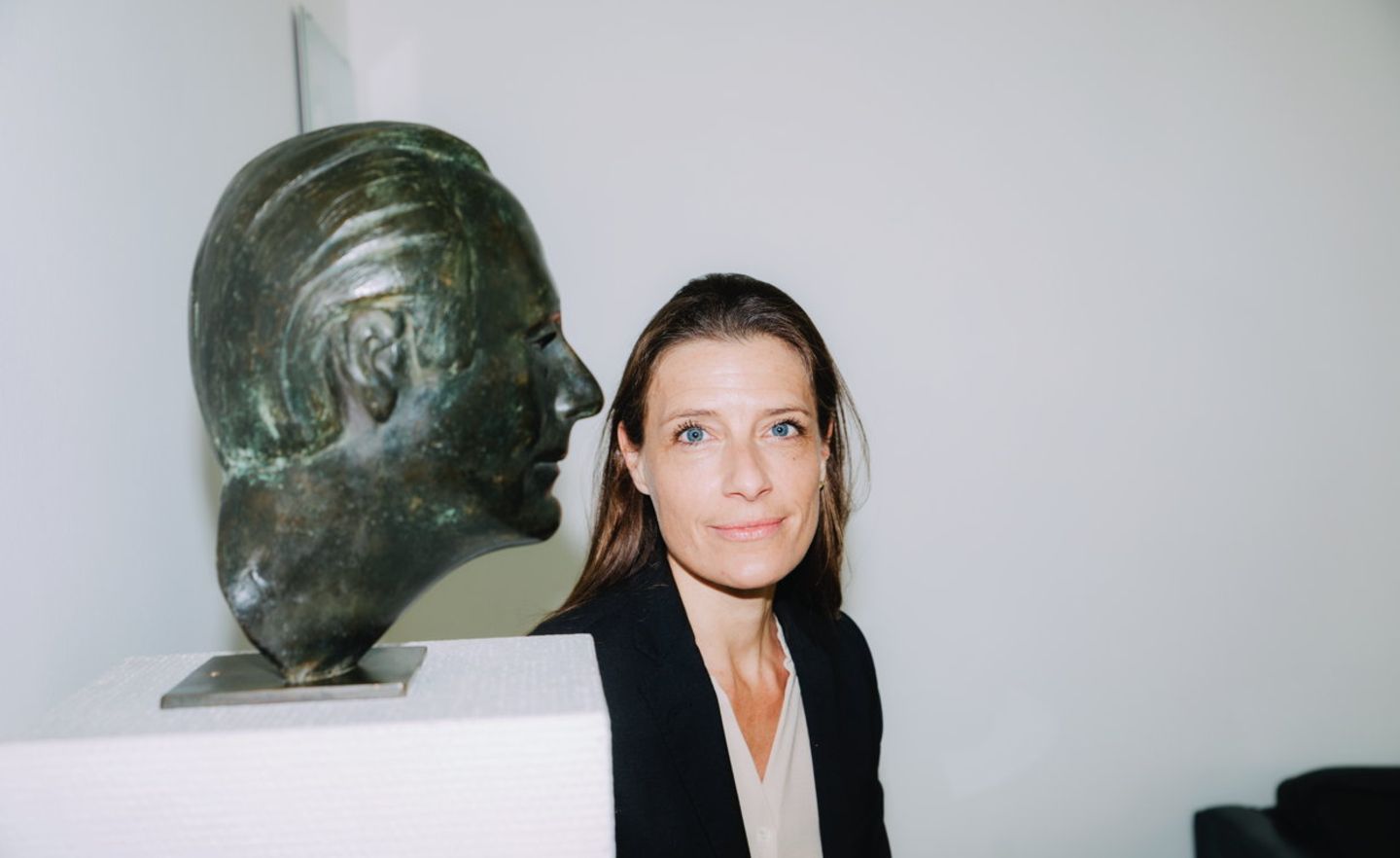 Die 46-jährige Beatrice Rodenstock, hier mit einer Büste ihres Großvaters Rolf Rodenstock, gehört zur fünften Generation der Familiendynastie.