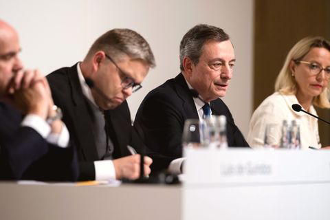 EZB-Chef Mario Draghi (3.v.l.) hält an der Nullzinspolitik der Notenbank fest