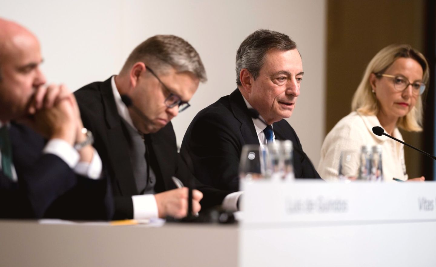 EZB-Chef Mario Draghi (3.v.l.) hält an der Nullzinspolitik der Notenbank fest
