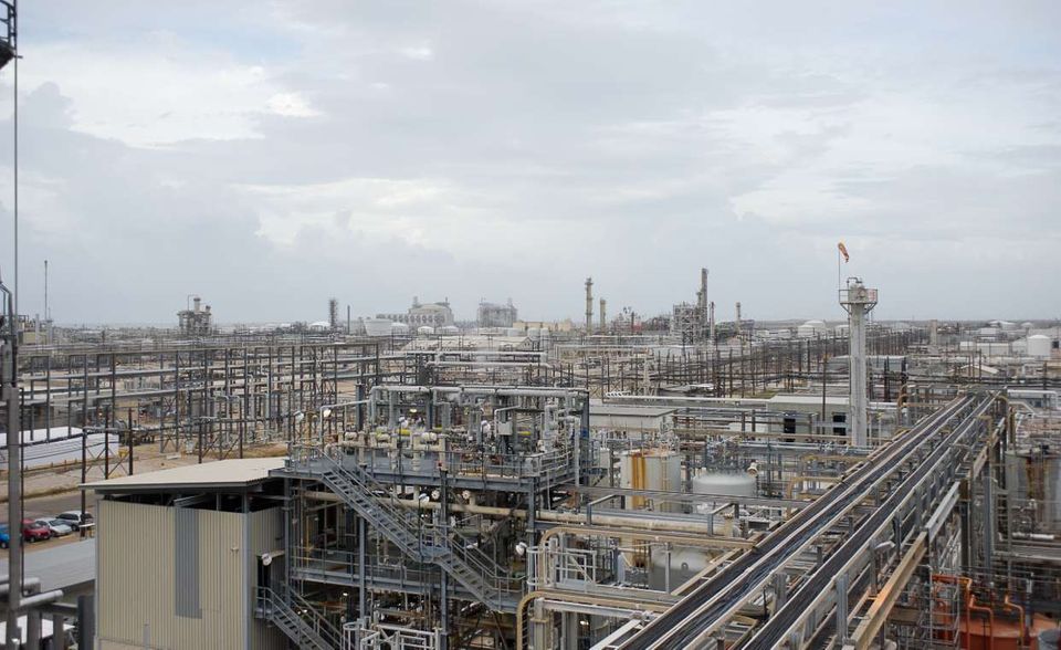 Dow DuPont belegt in der „Global 2000“-Liste von „Forbes Platz 81. Das macht den US-Konzern zum größten Chemieunternehmen der Welt. Beim Umsatz (86 Mrd. Dollar) lag Dow DuPont demnach weit vor der Konkurrenz. Hinzu kamen ein hoher Börsenwert (87,6 Mrd. Dollar) und die Vermögenswerte (188 Mrd. Dollar). Der Konzern entstand 2017 aus der Fusion von Dow Chemical (gegründet 1897) und E. I. du Pont de Nemours and Company. Die heutige Tochterfirma Union Carbide Corporation ist ihrerseits über eine Tochterfirma mit der Katastrophe im indischen Bhopal verbunden. 1984 traten mehrere Tonnen giftiger Chemikalien aus einer Fabrik aus. Die Gaswolke soll bis zu 25.000 Menschen getötet und Hunderttausende verletzt haben.