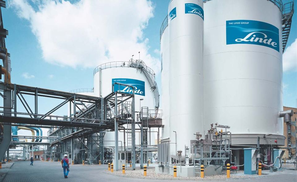 Das „neue“ Linde entstand 2018 durch die Fusion der deutschen Linde AG mit dem US-Konkurrenten Praxair. Der war 1907 ebenfalls von Carl von Linde gegründet, aber im Ersten Weltkrieg konfisziert worden. Der Firmensitz liegt im britischen Guildford. „Forbes“ führt den Hersteller von Industriegasen mit einem Umsatz von 14,9 Mrd. Dollar und einem Marktwert von 98,3 Mrd. Dollar auf Platz fünf der größten Chemieunternehmen. Linde selbst gibt den Jahresumsatz 2018 mit 28 Mrd. Dollar an.