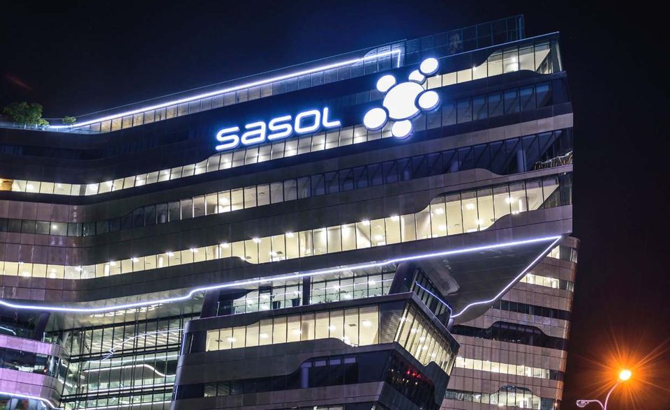 Sasol ist der einzige Chemiekonzern aus Afrika, der es unter die 2000 größten börsennotierten Unternehmen geschafft hat. Dafür belegt der Konzern aus Südafrika aber auch gleich Platz neun dieser Rangliste. Mehr als 31.200 Mitarbeiter erwirtschafteten zuletzt einen Umsatz von 14,8 Mrd. Dollar. Das war zwar weniger als beim Nächstplatzierten Asahi Kasei. Dafür setzte „Forbes“ aber den Marktwert von Sasol deutlich höher an, nämlich bei 21 Mrd. Dollar. Der Name des 1950 gegründeten Konzerns mit Sitz in Johannesburg steht für „South African Synthetic Oil Limited“.