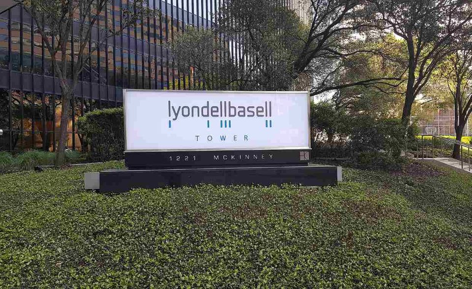 Lyondell Basell Industries ist ein multinationaler Konzern mit Zentralen in Houston, London und Rotterdam. Der Eintrag im Handelsregister erfolgte in den Niederlanden. „Forbes“ führt Lyondell Basell hingegen als britisches Unternehmen. Das ist nach eigenen Angaben der weltweit größte Hersteller von Polymerverbindungen. Der Umsatz lag demnach bei 39 Mrd. Dollar. Etwas schwächer im Vergleich zu den Konkurrenten fiel der Börsenwert mit 34 Mrd. Dollar aus.
