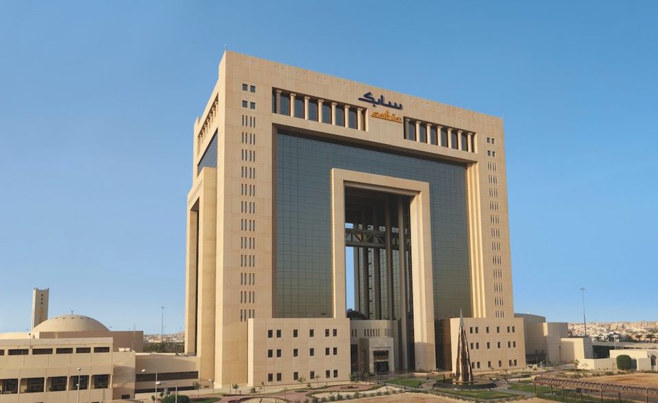 Ein Umsatz in Höhe von 45,1 Mrd. Dollar und ein Marktwert von 100 Mrd. Dollar bedeutet Platz drei für Saudi Basic Industries. Der Konzern wurde 1976 gegründet, um das saudi-arabische Erdöl und Erdgas im eigenen Land weiterverarbeiten zu können. Der Hauptsitz liegt in Riad.