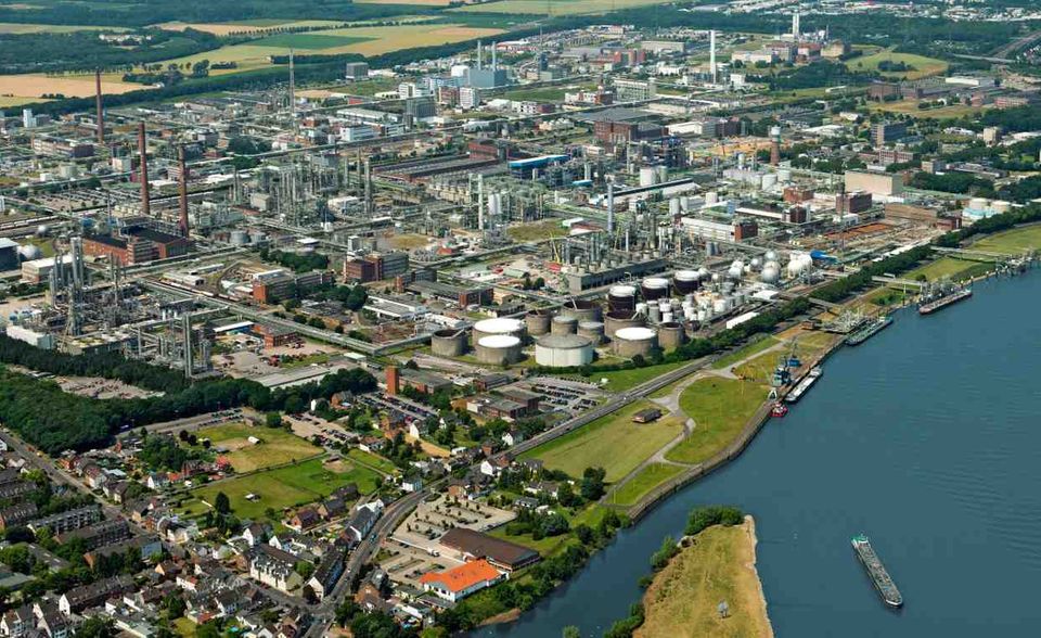 Deutschland spielte bei der Entwicklung der chemischen Industrie eine wichtige Rolle. Das spiegelt sich heute noch in der Liste der größten Chemieunternehmen der Welt wider. Die Bayer AG belegt in der „Forbes“-Liste mit einem Umsatz von 46,7 Mrd. Dollar und Vermögenswerten von rund 150 Mrd. Dollar den vierten Platz. Bayer wurde 1863 vom Unternehmer Friedrich Bayer und dem Chemiker Johann Friedrich Weskott gegründet. Der „Life Science“-Konzern mit Hauptsitz in Leverkusen zählte Ende 2018 rund 117.000 Mitarbeiter, mehr als jeder Vierte davon in Deutschland.