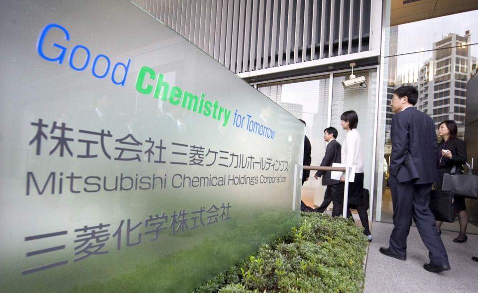 Japan ist in den Top Ten der größten Chemieunternehmen mit gleich drei Konzernen vertreten. Mitsubishi Chemical rangiert in den „Forbes Global 2000“ mit einem Umsatz von 35,3 Mrd. Dollar auf Platz 475. Das reicht bei diesem Ranking für den achten Platz. Zu dem Konzern gehören zahlreiche Tochterfirmen, unter anderem aus den Bereichen Mineralöl und Gesundheit. Darunter ist auch Verbatim, einer der weltweit führenden Hersteller von Computerspeichermedien.