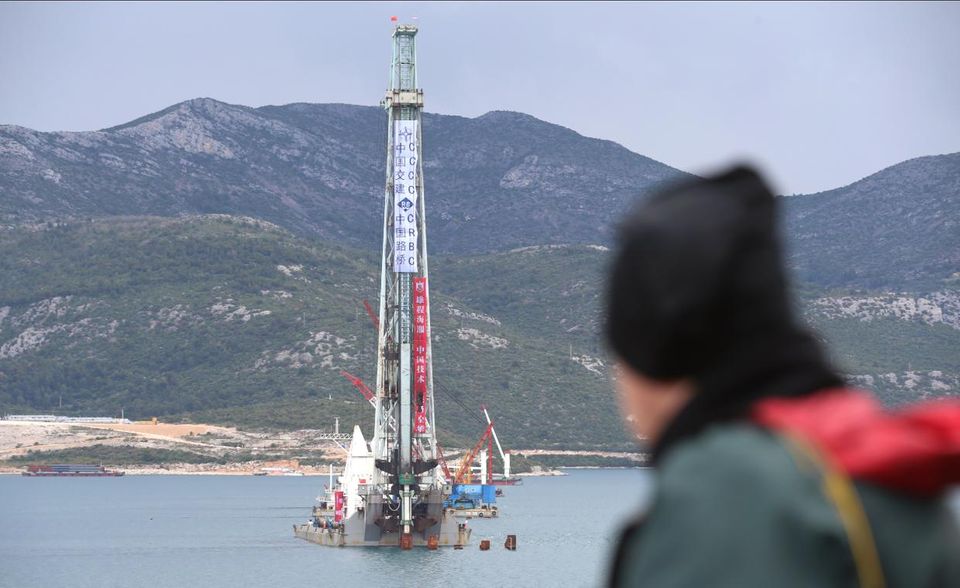 # Die Pelejesac-Brücke (Kroatien) Die Peljesac-Brücke soll die Bucht von Mali Ston überbrücken und so über 2,4 Kilometer zwei Teile Kroatiens miteinander verbinden, die durch bosnisch-herzegowinisches Staatsgebiet getrennt sind. 2022 soll die Schrägseilbrücke fertig gestellt sein. Sie gilt vielen ebenfalls als Seidenstraßen-Projekt – obwohl sie größtenteils von der EU finanziert und lediglich von einer chinesischen Firma gebaut wird. Trotzdem ist das Projekt ein Meilenstein, denn bisher schlug Kroatien ausländische Investitionen oftmals aus.