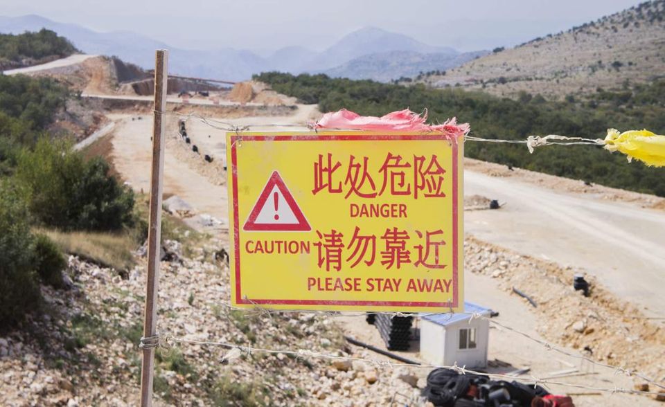 Auch in Montenegro sind die Chinesen aktiv. Dort bauen chinesische Firmen eine Autobahn, die über das Meer ins benachbarte Serbien führen soll – für 20 Mio. Dollar pro Kilometer. Finanziert wird das durch chinesische Kredite. Kritiker befürchten das kleine Montenegro werde nie in der Lage sein, die Kredite zurückzuzahlen – und damit dauerhaft abhängig von China. Die Finanzierung des auf 1,3 Mrd. Dollar geschätzten Projekts treibt Montenegros Verschuldung auf 80 Prozent der Wirtschaftsleistung – und damit in die Gefahrenzone einer Überschuldung. Im Fall einer Pleite wurden Peking als Sicherheit Landrechte zugesichert.