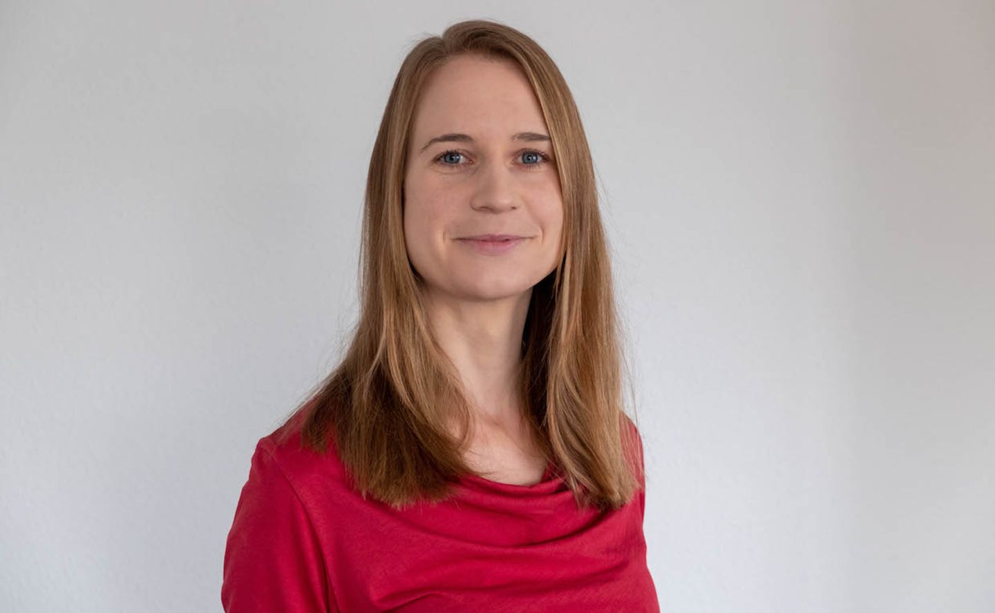 Maren Urner nutzt ihre neurowissenschaftlichen Kenntnisse, um die journalistische Arbeit konstruktiver und lösungsorientierter zu gestalten