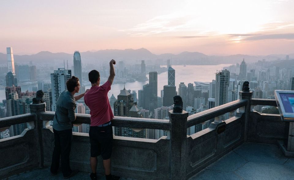 7 Hongkong Hongkong hielt mit 82,3 Punkten den siebten Platz des Rankings. Die chinesische Sonderverwaltungszone verbesserte ihre Produktivitätsbilanz im Vergleich zur Studie 2017 um 0,3 Punkte. Sie erreichte bei Gesundheit und makroökonomischer Stabilität Bestnoten. Die Innovationsfähigkeit wurden hingegen mit lediglich 62 Punkten bewertet. Zwei Regionen in Asien erwiesen sich laut den Analysten als größere Wettbewerber