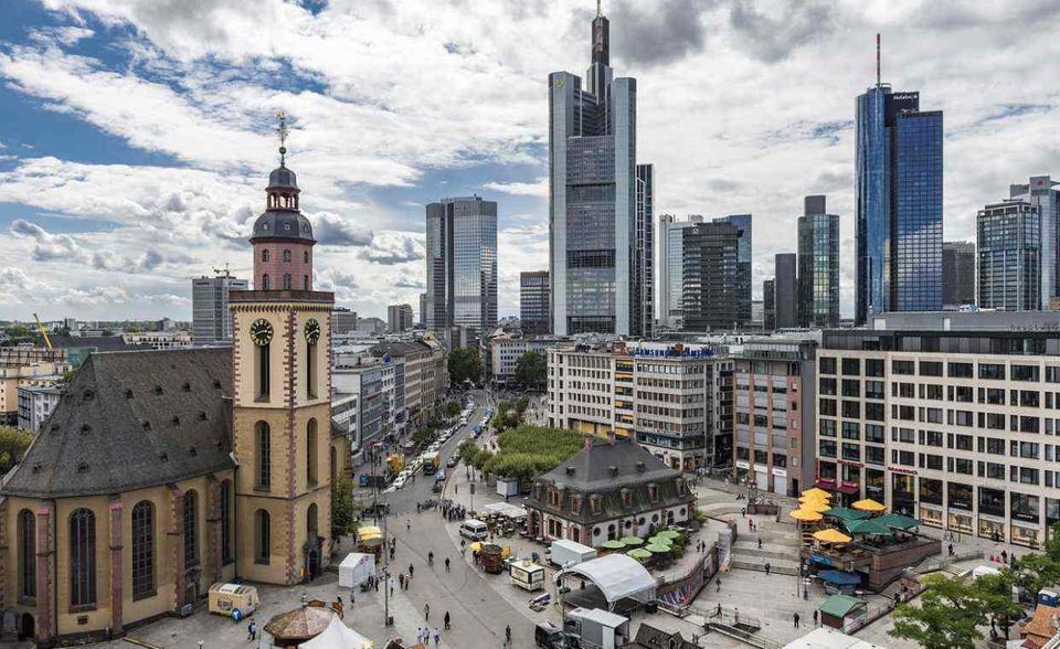 Frankfurt am Main bietet Fach- und Führungskräften mit Abstand bundesweit die höchsten Löhne. Das Durchschnittsgehalt liegt laut StepStone bei 73.170 Euro. Das sind rund 15.000 Euro mehr als der bundesweite Mittelwert und mehr als 11.000 Euro als bei Wiesbaden auf Platz zehn. Verantwortlich ist in erster Linie der Bankensektor. Er zahlt generell die höchsten Durchschnittslöhne in Deutschland.
