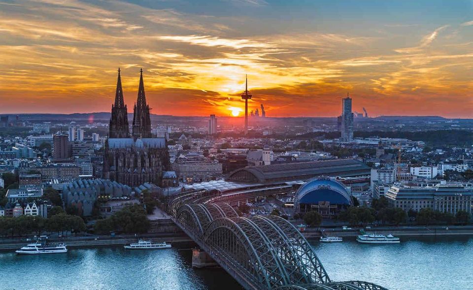 Köln bietet hochqualifizierten Arbeitskräften unter den deutschen Städten die achthöchsten Löhne. Das durchschnittliche Gehalt in der nordrhein-westfälischen Millionenstadt betrug Stepstone zufolge zuletzt 62.929 Euro.