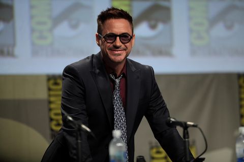 Robert Downey Jr. half 2008 mit „Iron Man“ dabei, den Grundstein für Marvels Siegeszug im Kino zu legen. Nun hat sich der Schauspieler von seiner Paraderolle verabschiedet. Das wurde ihm mit einem fürstlichen Gehaltsscheck versüßt. Downey Jr. kam laut „Forbes“ zuletzt auf ein Jahreseinkommen von 81 Millionen Dollar. Das sicherte dem Schauspieler Platz drei der Rangliste. Im Vorjahr waren es noch Platz sechs und 48 Millionen Dollar gewesen.