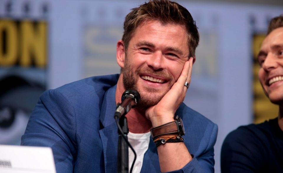 Chris Hemsworth ist dem Gehalt nach der zweitgrößte Star des Avengers-Universum. Der Thor-Darsteller verdiente laut „Forbes“ binnen zwölf Monaten 64,5 Millionen Dollar. Das war mehr als doppelt so viel wie bei der vorherigen Liste. Der Australier katapultierte sich damit vom elften auf den vierten Rang, seine bislang höchste Platzierung. Einem Kollegen musste sich Hemsworth aber geschlagen geben.