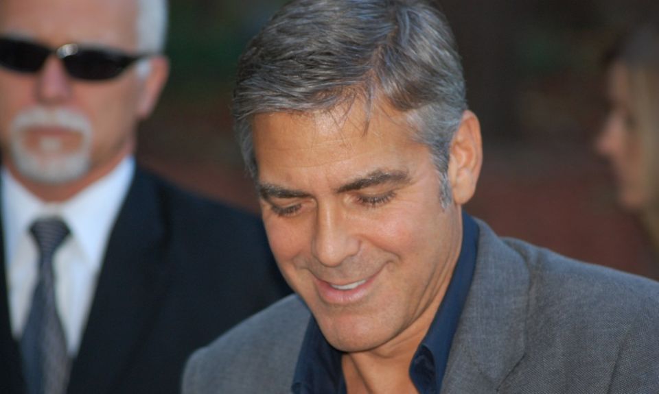 2018 konnte er sich nicht einmal in den Top 30 von „Forbes“ platzieren. Dieses Jahr schoss George Clooney mit 239 Millionen Dollar auf den ersten Platz vor. Das war einzig und allein dem Alkohol zu verdanken. Clooney hatte 2013 mit zwei Mitstreitern die Tequila-Marke Casamigos gegründet. Die wurde zwischenzeitlich für eine Milliarde Dollar vom Spirituosen-Giganten Diageo (Smirnoff, Johnnie Walker, Guinness) aufgekauft. Clooneys Anteil laut „Forbes“: 239 Millionen Dollar. Der Spitzenreiter 2017, Mark Wahlberg, fiel in diesem Jahr aus den Top Ten heraus.