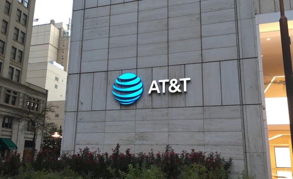 1 AT&T AT&T ist mit Abstand der größte Telekommunikationsanbieter der Welt. Er ist unmittelbar mit der Erfindung des Telefonsystems verknüpft. Der Vorläufer verwaltete die Patentrechte von Alexander Bell. 1885 wurde die American Telephone and Telegraph Company in New York gegründet. Sieben Jahre später reichte das Telefonnetz bis Chicago. Rund 268.000 Angestellte erwirtschafteten laut „Forbes“ einen Umsatz von 170,8 Mrd. Dollar. Die Vermögenswerte lagen demnach bei über einer halben Billion Dollar.