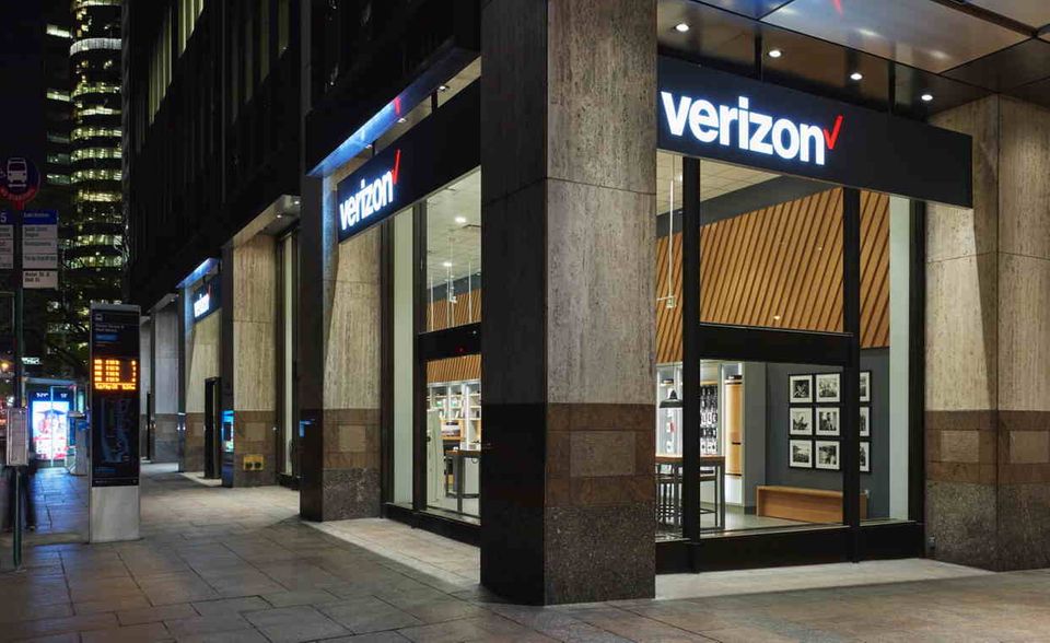 2 Verizon Verizon entstand durch die Zerschlagung des einstigen Monopolisten Bell System. Verizon mischt auch bei Online-Inhalten mit. Der Konzern kaufte 2015 AOL, zwei Jahre später folgte Yahoo. Verizon verfügte zuletzt über 153 Millionen Mobilfunkkunden. Das machte das Unternehmen zum zweitgrößten Anbieter in den USA. „Forbes“ gab den Umsatz mit 130,9 Mrd. Dollar an. Der Marktwert von Verizon betrug demnach 239,7 Mrd. Dollar.