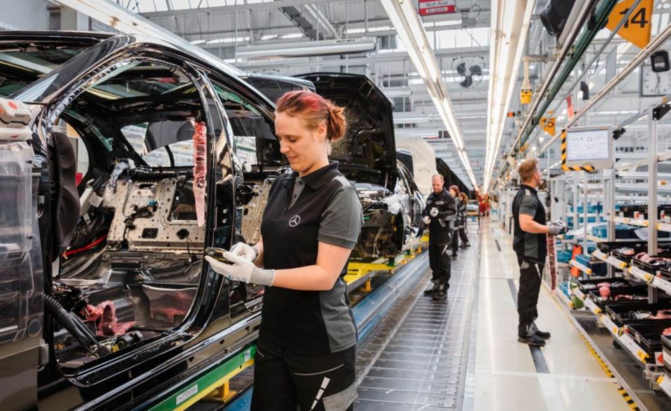 Mit knappem Vorsprung auf Platz drei haben es Arbeitnehmer aus dem Fahrzeugbau und dessen Zulieferern geschafft. Fachkräfte oder Angestellten in Führungspositionen erhalten im Durchschnitt 67.942 Euro pro Jahr.