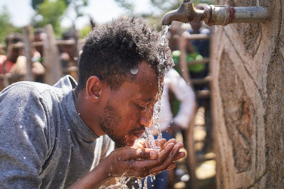 Viva con Agua besucht gemeinsam mit Künstlern aus Deutschland und Äthiopien die mobile Bohreinheit “John’s Rig”, die quer durch Äthiopien fährt, um Brunnen zu bohren.