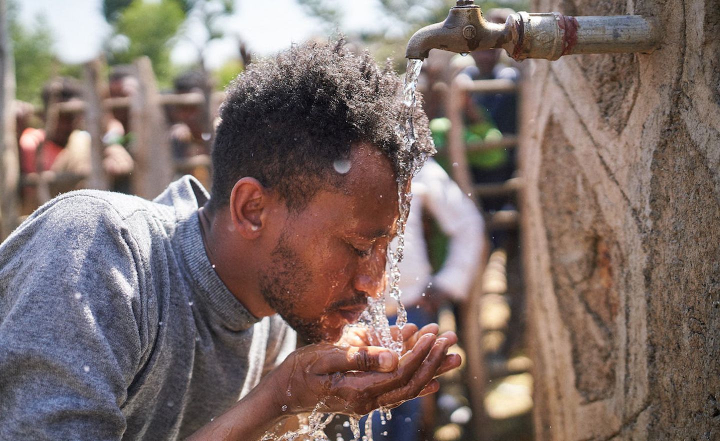 Viva con Agua besucht gemeinsam mit Künstlern aus Deutschland und Äthiopien die mobile Bohreinheit “John’s Rig”, die quer durch Äthiopien fährt, um Brunnen zu bohren.