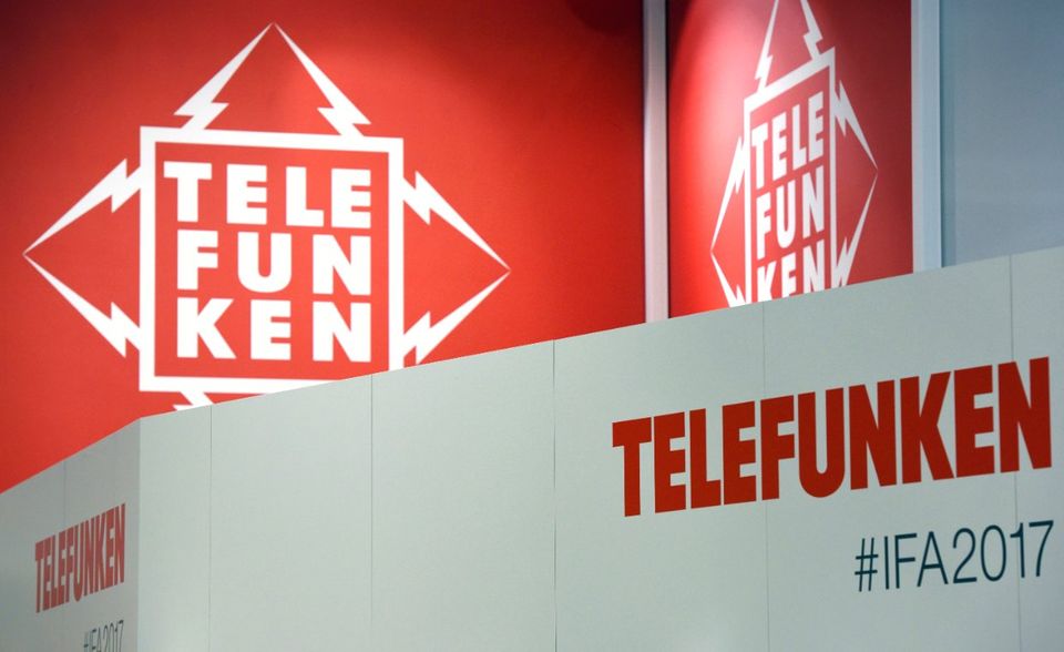 Schon in den 1980ern kriselte es bei der AEG-Tochter aus Hannover. Daraufhin ging Telefunken an die französische Thomson-Gruppe. Mittlerweile gehört die Marke einer Frankfurter Beteiligungsgesellschaft. Die wiederum erteilt Lizenzen für die Nutzung des Namens. Rund 30 Firmen haben bereits Lizenzen erworben. TV-Geräte produziert heute die türkische Firma Vestel.