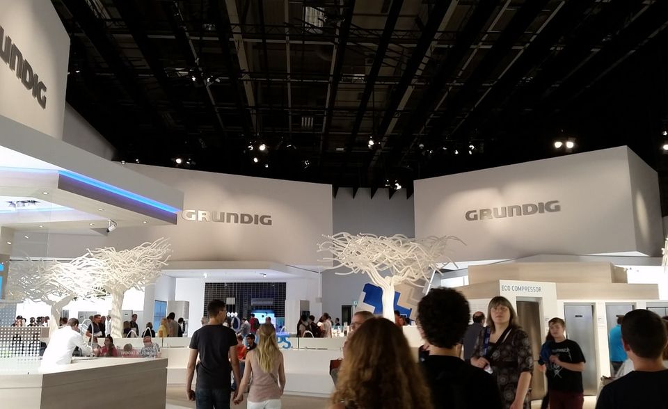 Der Grundig-Untergang gilt als die größte deutsche Pleite im Sektor Unterhaltungsindustrie. Fast 40.000 Beschäftigte hatte das Unternehmen zu Spitzenzeiten. Mit der Insolvenz 2003 wurde der Konzern Stück für Stück verkauft – und das über sieben Jahre lang. Das Kerngeschäft mit Radio- und Fernsehgeräten ging an Grundig Intermedia GmbH über. Sie gehört zum türkischen Arcelik-Konzern.