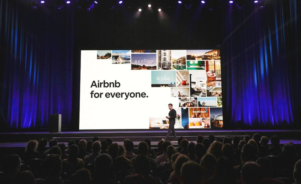 Airbnb Was machen die? Über die globale Zimmervermittlung kann jeder seine Wohnung an Touristen vermieten, Airbnb kassiert eine Provision. Worin sind die einzigartig? Airbnb ist eine echte Alternative zu Hotels. Mittlerweile ist die Community so groß, dass man überall ausgefallene Unterkünfte findet. Wachstumschancen ergeben sich bei Dienstreisen und bei Events. Wie ist die Prognose? Gut, die globale Mittelschicht reist immer mehr. Allerdings wächst der Widerstand in teuren Metropolen.