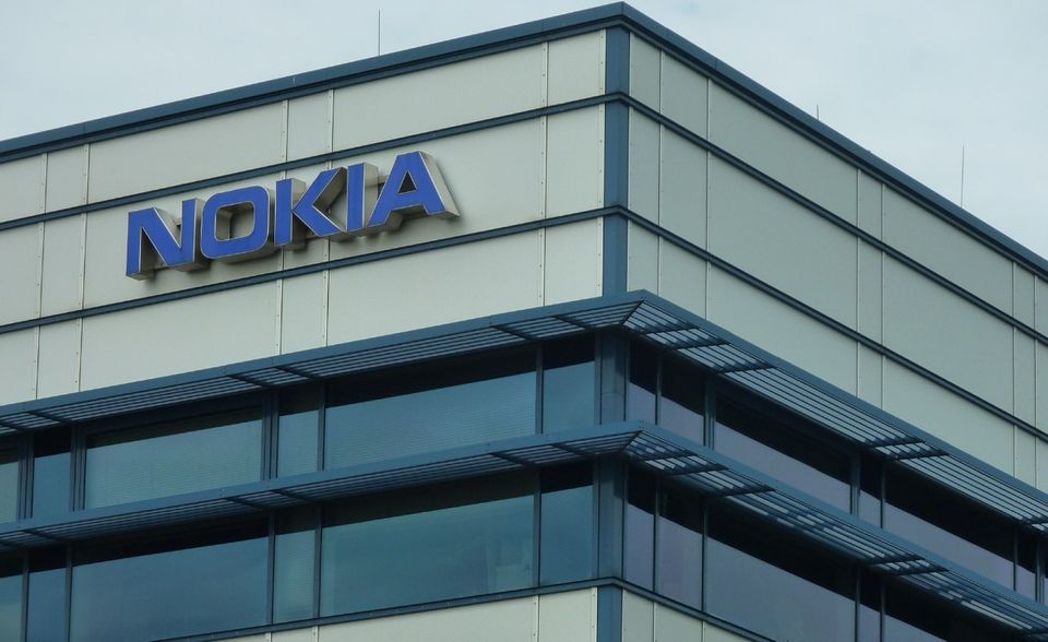 Nach der Übernahme der Netzausrüstungssparte von Siemens und Alcatel-Lucent ist Nokia der größte Huawei-Konkurrent. Die Debatte der vergangenen Monate hat seinen Erfolg dabei angekurbelt: Mit 42 5G-Aufträgen liegt Nokia knapp vor Huawei. Der Marktanteil liegt dagegen nur bei unter 20 Prozent. Nokia bleibt deswegen mit deutlichem Abstand die Nummer zwei auf dem Markt.