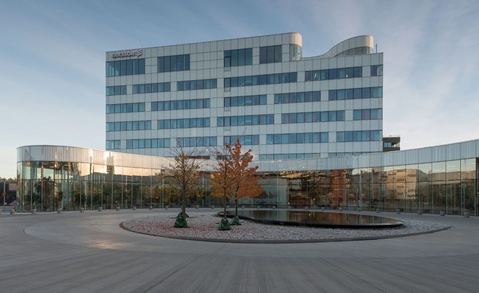 Ericsson In den USA und in Japan hat Ericsson dank der Huawei-Debatte schon neue Kunden gewonnen. Auch in Westeuropa rechnet der schwedische Netzausrüster mit einer höheren Nachfrage. Bislang hat Ericsson 19 internationale Aufträge für den 5G-Ausbau erhalten. Damit liegt der Konzern auf Platz drei. Sein Marktanteil ist mit 15 Prozent aber nur etwa halb so groß wie der von Marktführer Huawei (28 Prozent).