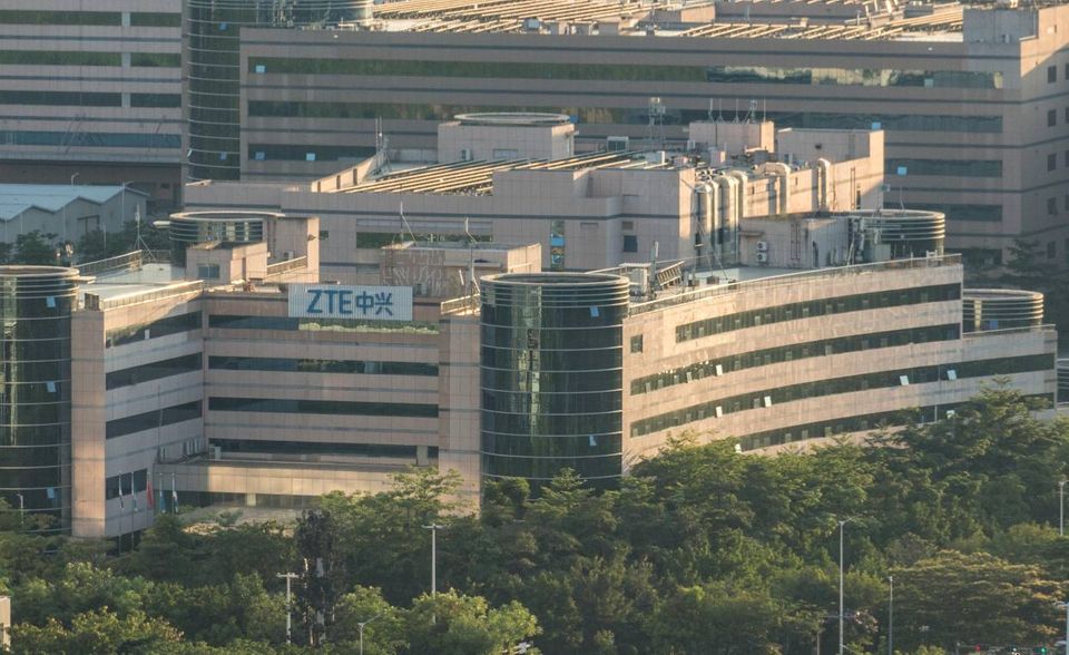 ZTE An ZTE entlud sich schon vor Huawei die Angst vor Spionage. 2018 hatten die US-Behörden deshalb vorübergehend einen Zuliefererstopp für US-Firmen verhängt. Nach eigenen Angaben hätte das ZTE fast die Existenz gekostet. Mittlerweile hat sich der Betrieb aber wieder gefangen und ist auch beim 5G-Ausbau am Start. Ende Dezember hat das Unternehmen zusammen mit China Mobile und Qualcomm die erste 5G-Telefonverbindung hergestellt. Die Nähe des Betriebs zur chinesischen Regierung gilt aber trotzdem als problematisch.