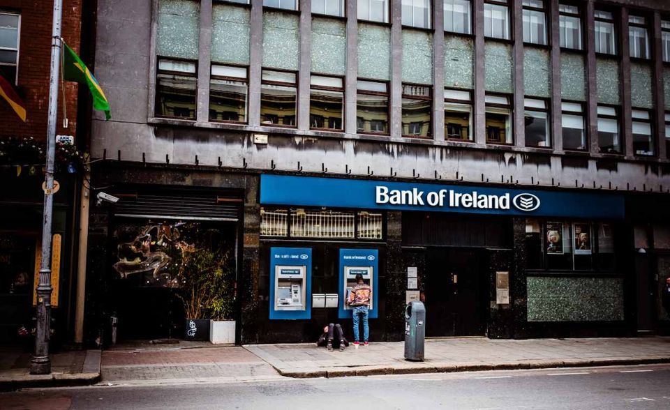 Irland eröffnet die Top Ten der teuersten Lohnländer innerhalb der Europäischen Union. Arbeitgeber zahlten im produzierenden Gewerbe und für wirtschaftliche Dienstleistungen 2018 im Durchschnitt 30,50 Euro pro Stunde. Das waren 3,2 Prozent mehr als im Vorjahr. Irland lag deutlich vor den Nächstplatzierten Italien (27,20 Euro) und Vereinigtes Königreich (26,30 Euro).