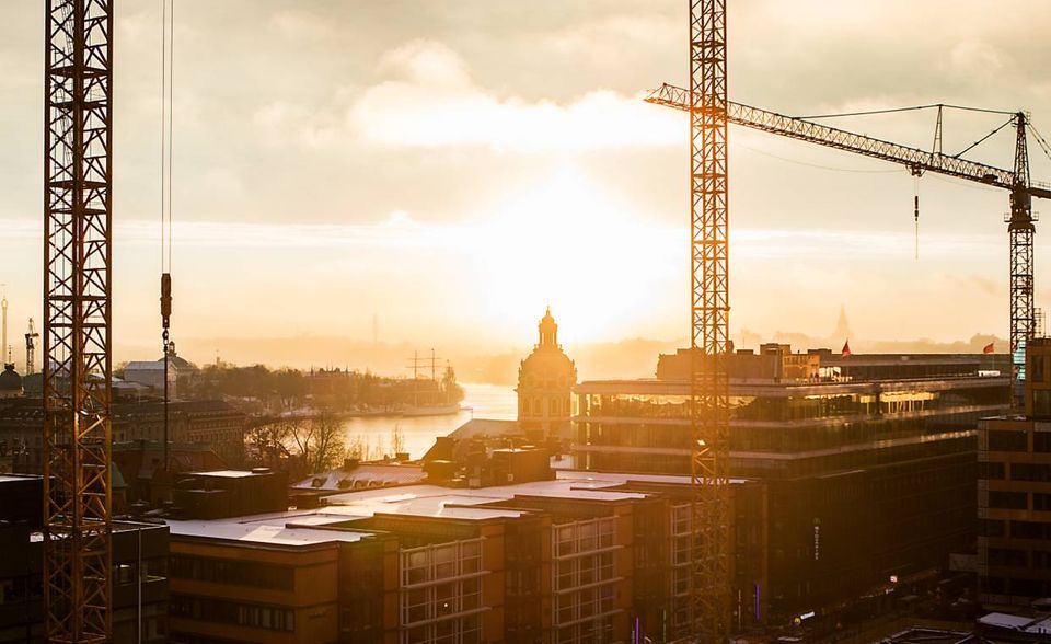 Schweden ist das einzige Land, in dem die Arbeitskosten günstiger geworden sind. Sie verringerten sich um 4,5 Prozent auf 39,30 Euro. Damit reichte es für Schweden noch für Platz fünf der EU-Statistik. Den höchsten Zuwachs binnen eines Jahres verzeichnete laut dem Statistikamt Lettland (plus 12,1 Prozent auf 9,70 Euro).