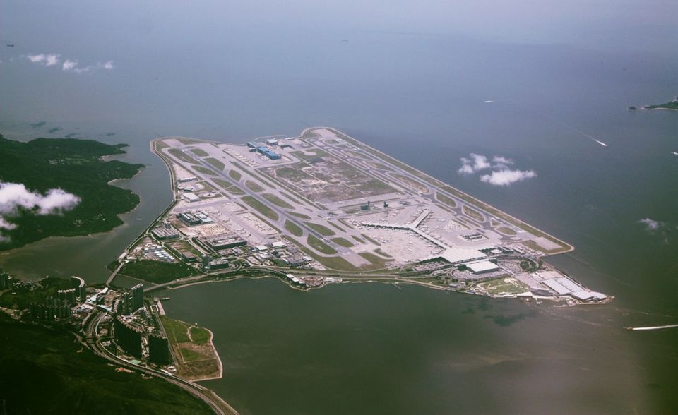 Hongkong verteidigt seinen Status als einer der Top-3-Flughäfen in Asien. Der Hong Kong International Airport verzeichnete 2018 rund 74,5 Millionen Passagiere. Das entsprach einem Plus von 2,6 Prozent. Allerdings ist das wachstumsstärkere Shanghai dem Konkurrenten in Hongkong auf den Fersen.