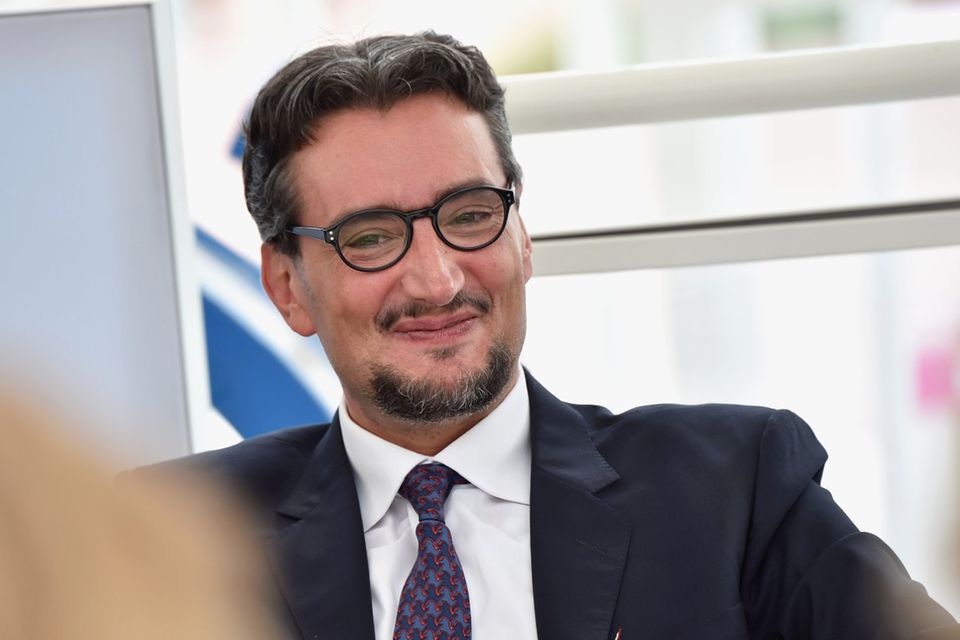 Nutella, Kinder Schokolade und Tic Tac kennt hierzulande jedes Kind. Giovanni Ferrero ist Vorstandsvorsitzender des Süßwarenkonzerns. 2018 übernahm Ferrero für 2,8 Mrd. Dollar die US-Süßwarensparte von Nestlé. Giovanni Ferreros Vermögen wird auf 22,4 Mrd. Dollar geschätzt. Er ist damit der reichste Italiener und auf der Forbes-Liste die Nummer 39 reichsten Milliardäre weltweit.