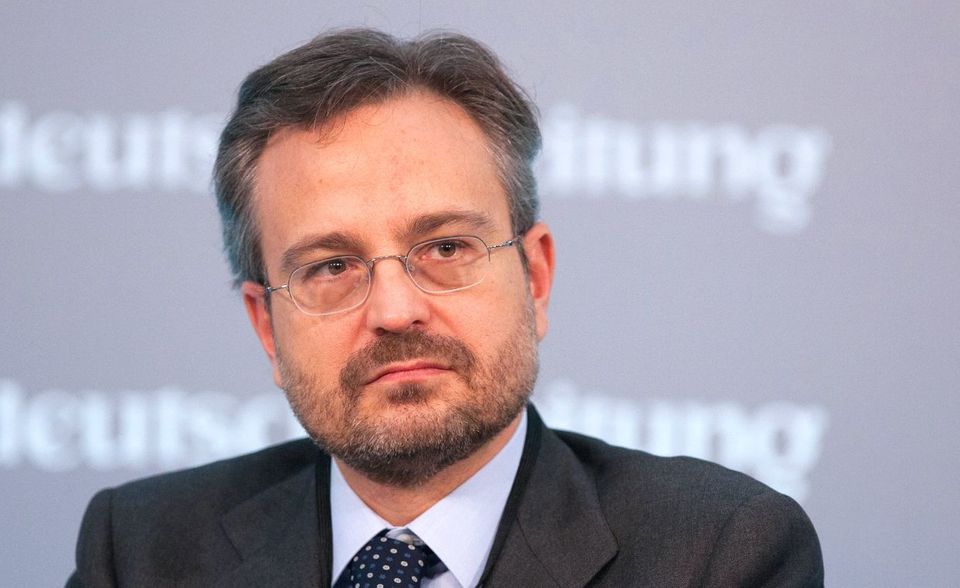 Luca Garavoglia ist Chairman des Spirituosenherstellers Campari Group. Er hält 27 Prozent der Anteile des börsennotierten Konzerns, die er von seinen Eltern geerbt hat. Forbes schätzt sein Vermögen auf 3,2 Mrd. Dollar.