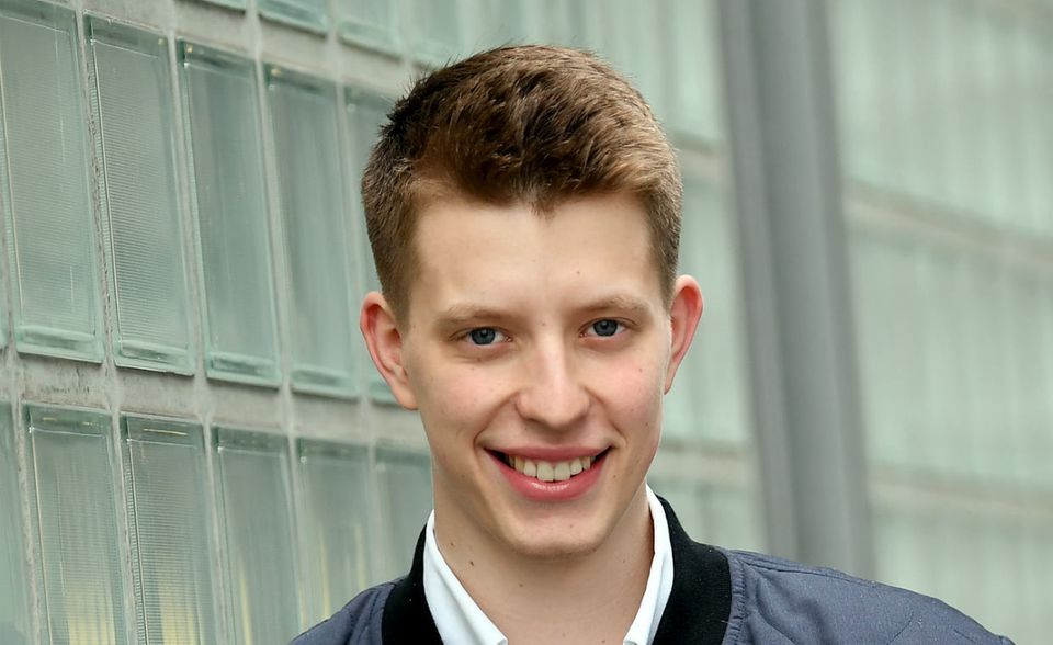 Dass Schüler sich knifflige Matheaufgaben mittlerweile ganz bequem per App erklären lassen können, verdanken sie Maxim Nitsche. Dem heute 23-Jährigen kam die Idee zu „Math42“ vor neun Jahren. Zusammen mit seinem Bruder Raphael und Vater Thomas entwickelte er die App. Im Oktober 2017 verkaufte die Familie die Anwendung für 20 Millionen Euro an den US-Bildungskonzern Chegg. Seitdem sind die Brüder Teil der Firma und arbeiten als Ideenentwickler in einem Büro in Berlin mit 20 Mitarbeitern. Ein neues Projekt haben die Nitsches auch schon: Eine Suchmaschine, die jede Art von Dokument versteht, analysiert und auffindbar macht.