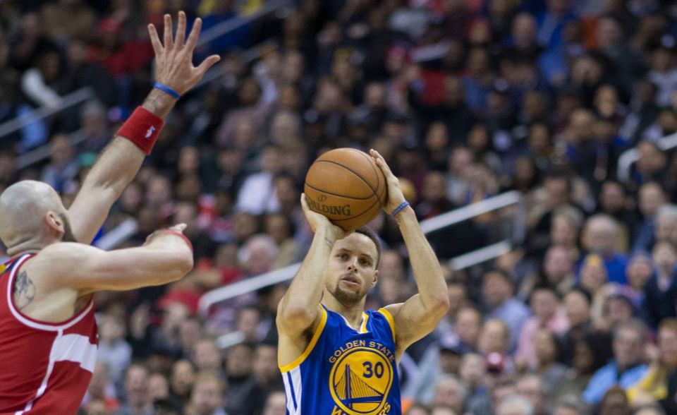 #9 Stephen Curry Auch Platz neun geht an einen Spieler aus der NBA. Stephen Curry ist Kapitän der Golden State Warriors, die 2015, 2017 und 2018 drei Meistertitel gewannen. 2019 mussten sie sich in der Finalserie den Cleveland Cavaliers geschlagen geben. Currys Einnahmen belaufen sich auf 79,8 Mio. Dollar.