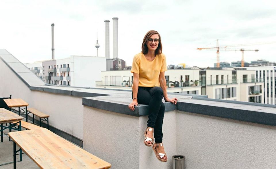 Raffaela Rein ist vor allem für ihr Bildungsstart-up Careerfoundry bekannt. 2013 gründete die 32-Jährige die Kursplattform in Webentwicklung und UX Design. Mittlerweile setzt das Unternehmen jedes Jahr mehrere Millionen um und gilt als profitabel. Rein hat Careerfoundry im März verlassen, baut mittlerweile unter dem Namen Vitalute einen Onlineshop für Nahrungsergänzungsmittel auf. Das Unternehmen kommt dabei jetzt schon ohne Fremdkapital aus. Rein hat aber schon wieder eine weitere Idee: Sie will eine Firma ohne Büro und feste Arbeitszeiten aufbauen. Stattdessen sollen alle Mitarbeiter von überall arbeiten können.
