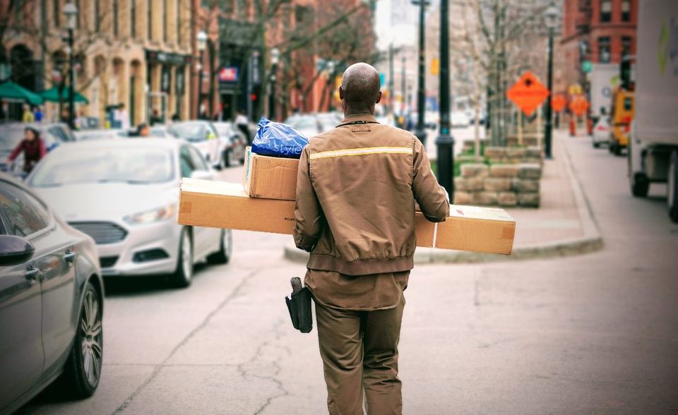 Lassen Sie den Paketboten nicht „umsonst“ kommen. Legen Sie die Lieferung entweder so, dass Sie oder ein Nachbar sie entgegennehmen kann.