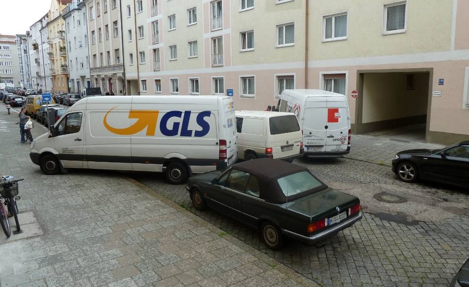 BILD Auch das gehört zum Paketboom: Lieferwagen von GLS und DPD liefern gleichzeitig in derselben Straße aus