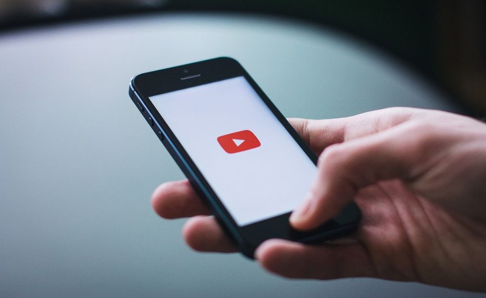 Youtube ist der Albtraum von Fernsehsendern und Filmstudios. Die 2005 gegründete Videoplattform, die seit 2006 zu Google gehört, hat Sehgewohnheiten grundlegend verändert. Nutzer können unter Tausenden von Kanälen zu allen erdenklichen Themen wählen. Bei Youtube kann alles zum Erfolg werden: vom professionell produzierten Musikvideo bis zum wackeligen viralen Handyclip. Youtuber gehören dank Werbegeldern zu den Großverdienern der Unterhaltungsbranche. Mehr als das: Ihre Popularität und Marktmacht stellt viele Hollywoodstars in den Schatten. Youtube kam laut SimiliarWeb zuletzt auf 25,18 Milliarden Total Visits pro Monat. Die durchschnittliche Verweildauer von fast 22 Minuten war die längste in den Top 10.