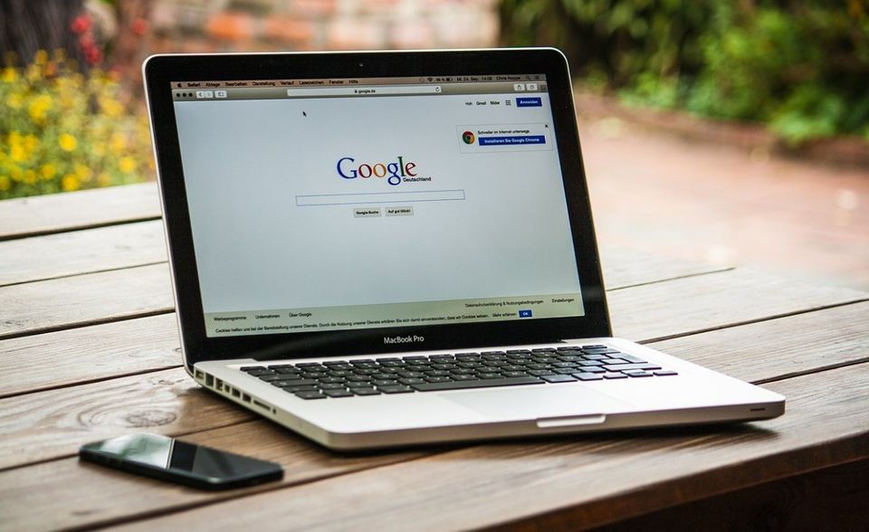 Google.com bleibt das Herzstück des Mutterkonzerns Alphabet. Die Statistik von Similar Web weist für Google.com rund 62,95 Milliarden Total Visits pro Monat aus. Knapp 23 Prozent des Traffics stammten aus den USA. Auf den Plätzen folgten mit weitem Abstand Brasilien, Indien und das Vereinigte Königreich mit vier bis fünf Prozent. Google.com ist weit mehr als die Suchmaschine. Auf sie entfiel rund die Hälfte des Traffics. Gmail auf mail.google.com war für knapp 21 Prozent der Zugriffe verantwortlich.
